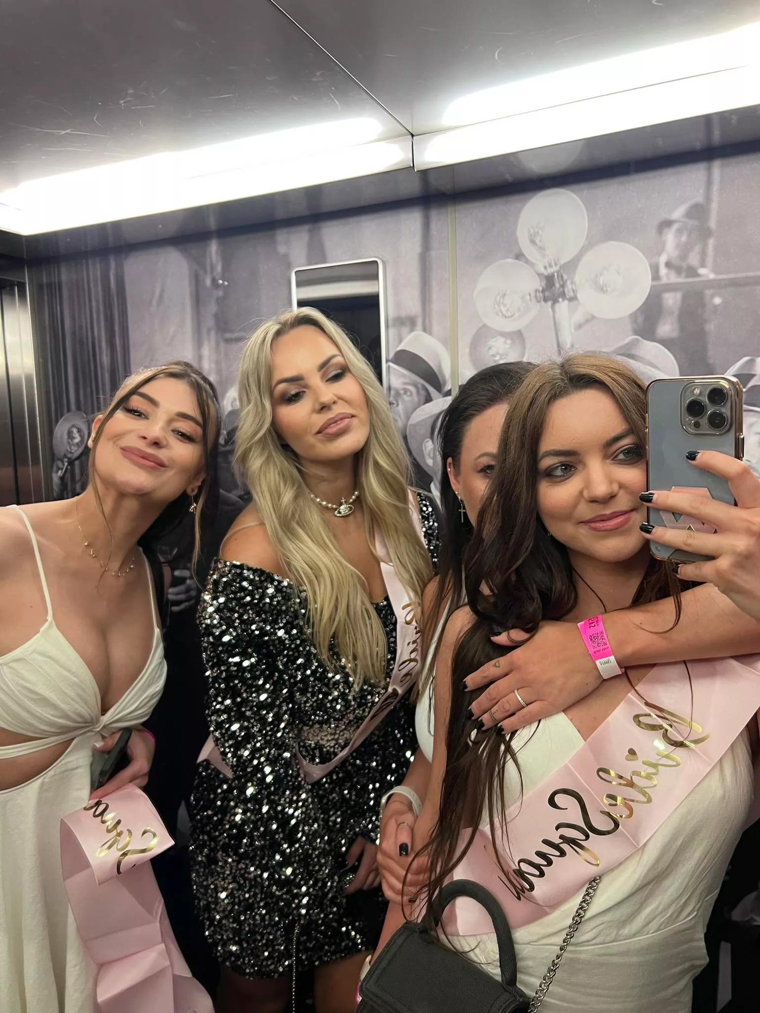 Ostra impreza gwiazdy disco polo! Zobacz jak Paula Karpowicz Topky bawi się na swoim panieńskim - ZDJĘCIA!